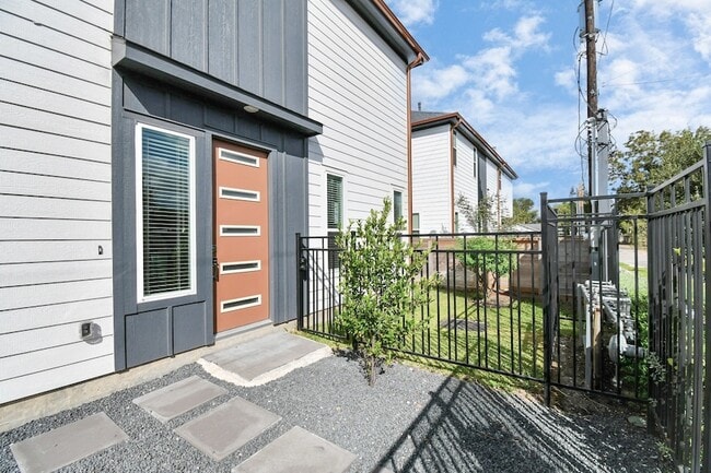 Photo - 829 Emile St