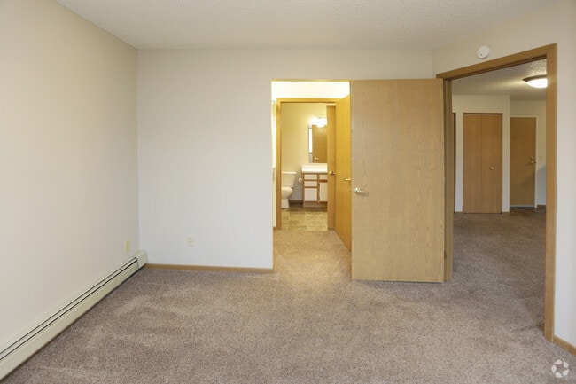 1BR, 1.3BA - 875 SF - Regency Park