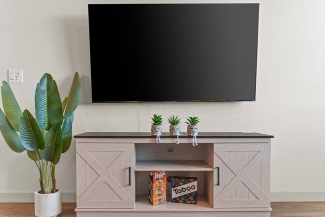 Building Photo - 711 W Broadway Rd Unit ID1366978P