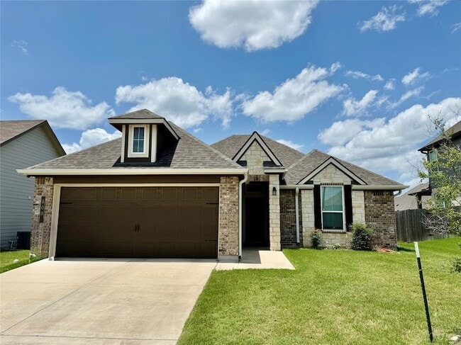 Building Photo - 808 Fallbrook Dr