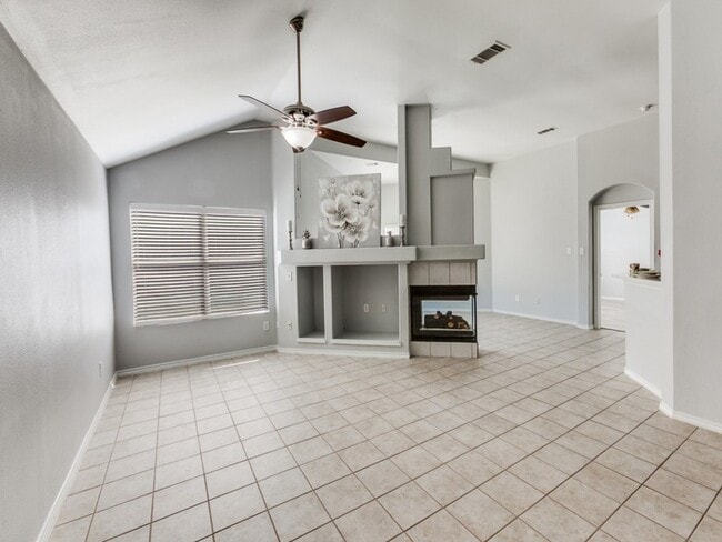 Photo - 1305 Greenbriar Ln