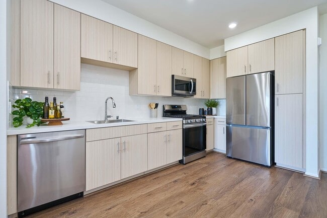 Building Photo - The Willows at Ventura