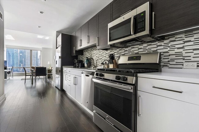 Photo - 555 10th Ave