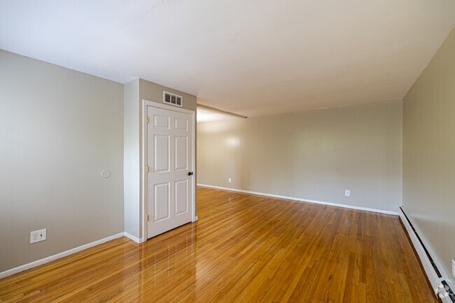 1BR, 1BA - 750SF - Living Room - MEADOWBROOK GARDENS APARTMENTS