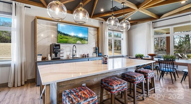 Photo - 525 Wayforth Rd NW