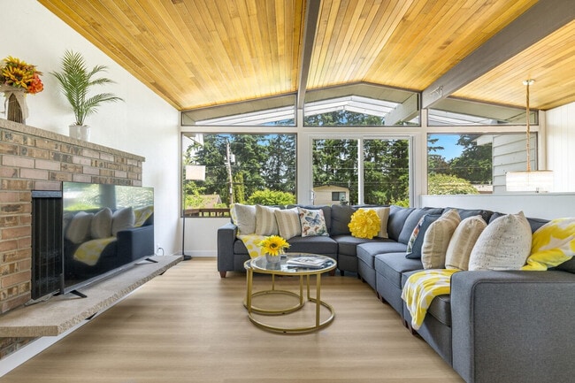 Building Photo - 12527 SE 52nd St Unit ID1335049P