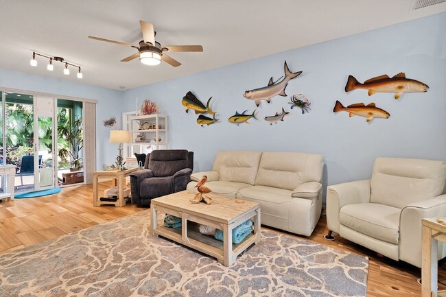 Photo - 325 Hawthorne Ln