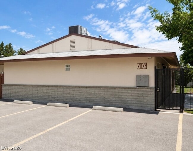 Building Photo - 2028 Daley St Unit 1