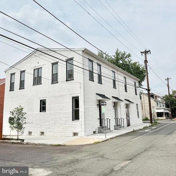 Photo - 151 N York St