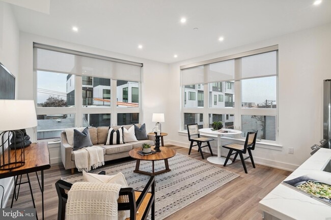 Building Photo - 2400 Frankford Ave Unit 201