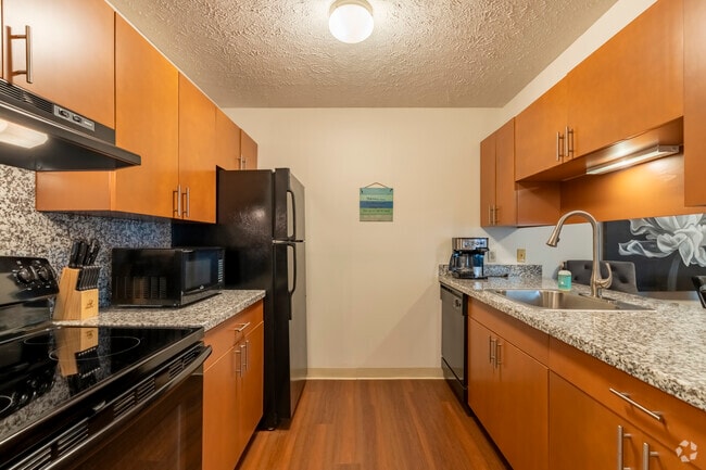 2BR, 2BA - 950SF - Kitchen - Yorkshire Place Apartments