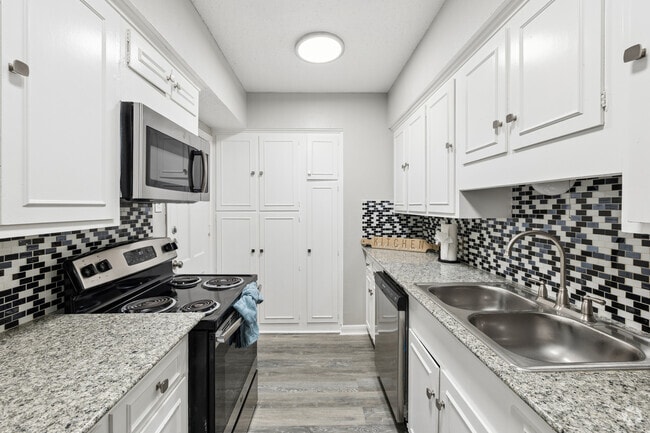 2BR, 2BA - 1,250SF - Kitchen - Heritage Lofts