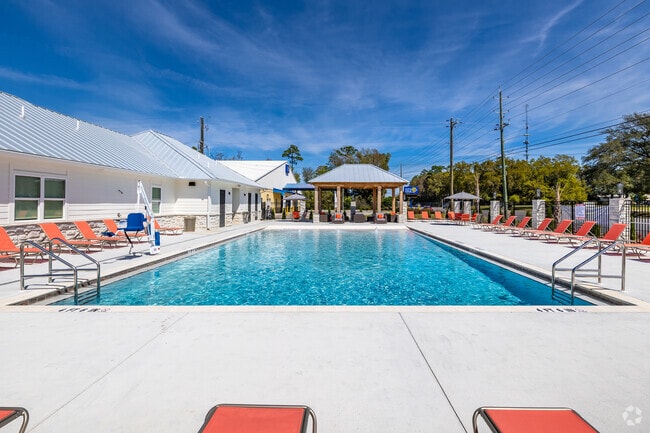 Building Photo - Legend at Pine Forest