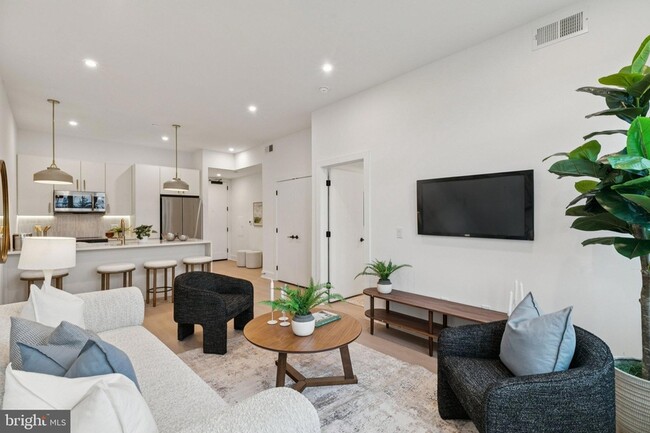 Building Photo - 30 W Allens Ln Unit 304