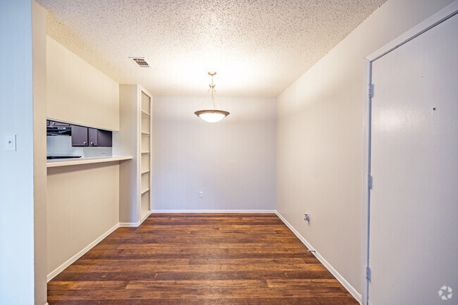 2BR, 2BA - 901SF - Dining Area - Salem Creek Apartment Homes