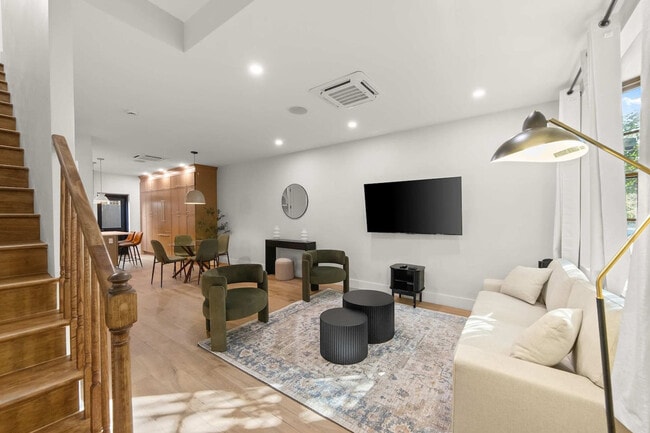 Building Photo - 10 Hausman St Unit SI ID1604402P