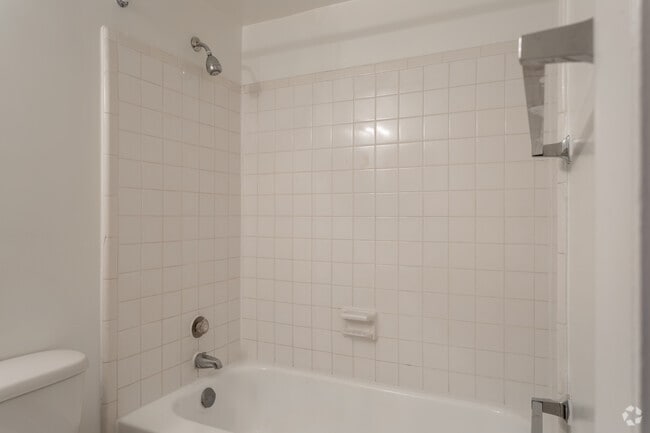 1BR, 1BA - 850SF - The Commons of McLean