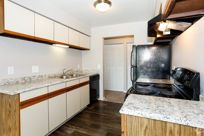 2BR, 1BA - 956 SF - Hickory - Chimneys of Oak Creek Apartments