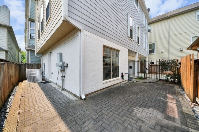 Photo - 908 W 26th St