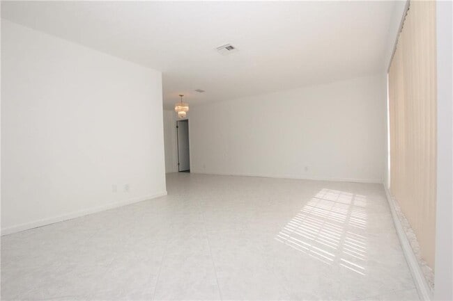 Photo - 1122 NW 82nd Ave