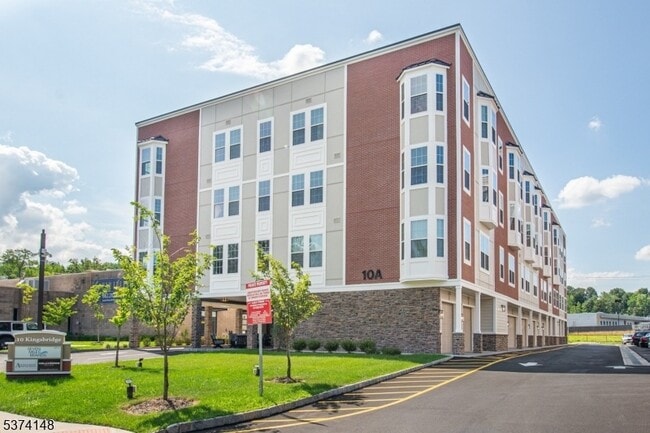 Building Photo - 10 Kingsbridge Rd