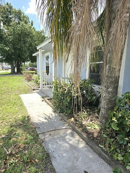 Photo - 582 NW Sherbrooke Ave