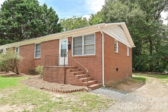 Building Photo - 321 Hamilton Dr NE