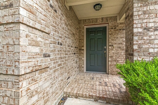 Photo - 556 Winbridge Ln