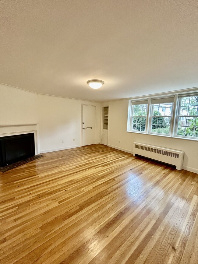Spacious Living Room - Thoreau Gardens