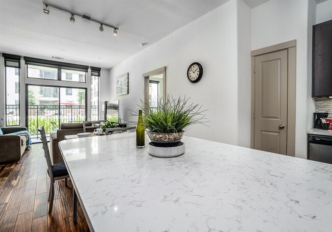 Photo - 955 St Joseph Pkwy Unit ID1359163P