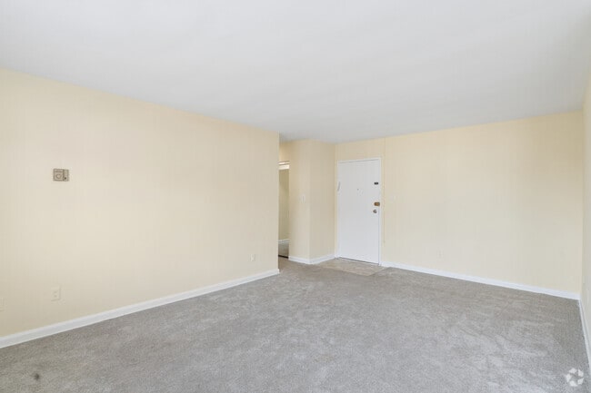 1BR, 1BA - 832SF - Living Room - The Alison