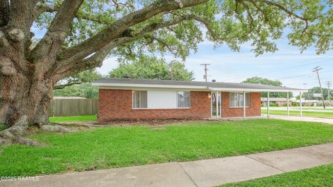 Building Photo - 100 Maple Dr