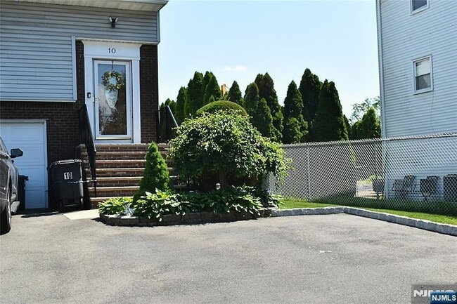 Photo - 10 Garden Dr