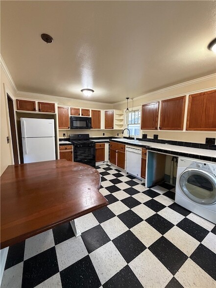 Photo - 104 Boles St