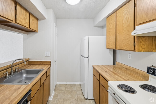 1BR, 1BA - 638SF - Kitchen - The Hunt