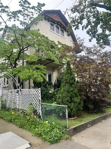 Photo - 409 W 261st St Unit 2
