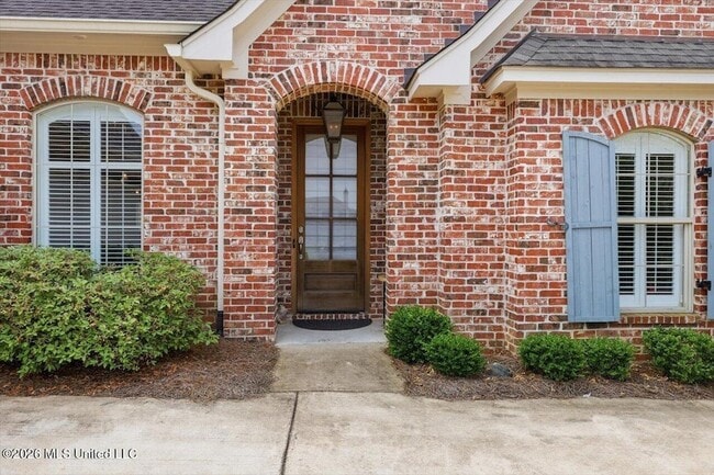 Photo - 320 Oakville Cir