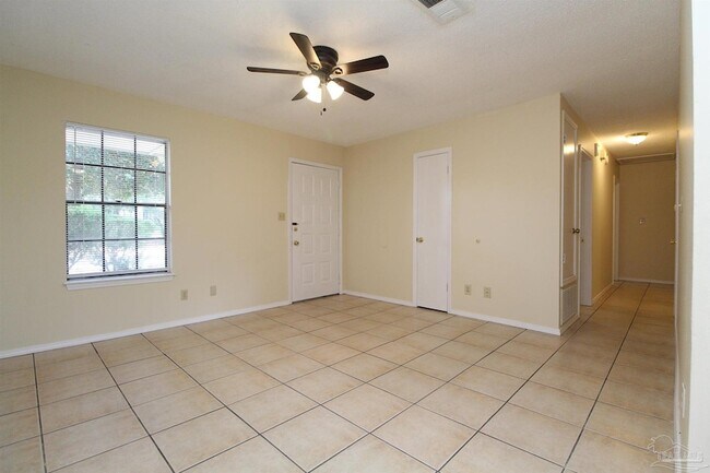 Photo - 405 Cornwall Cir