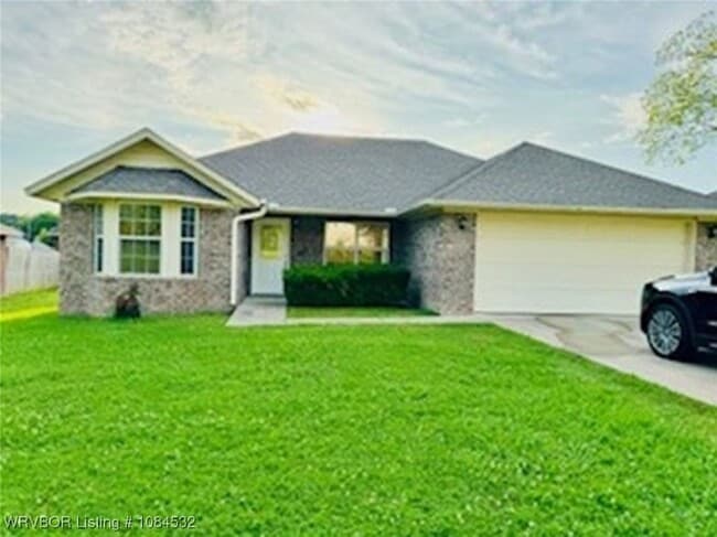 Building Photo - 1813 Green Meadow Dr