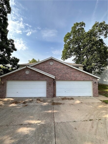 Building Photo - 2226 E Cinnamon Way