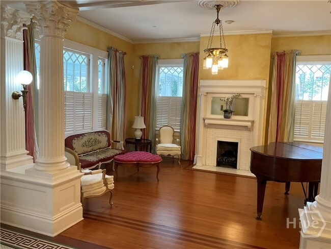 Photo - 920 E Victory Dr