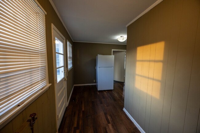 Photo - 200 Sycamore St N