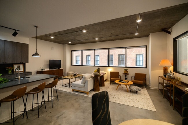 Building Photo - The Lady