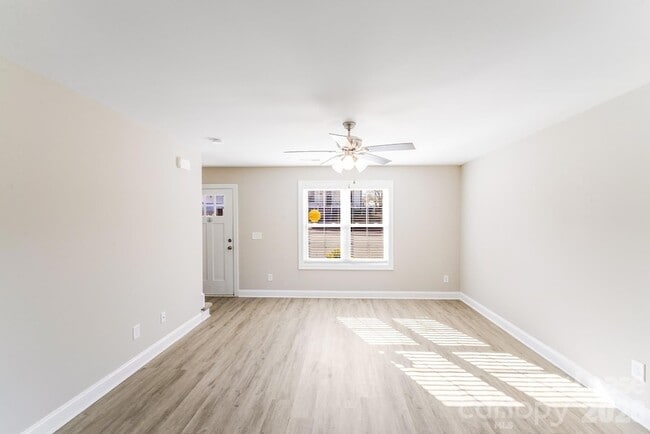 Photo - 604 W 8th St