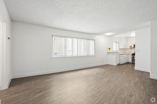 1BR, 1BA - 700SF - Dining Room - Studio City Mid Rise