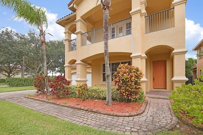 Photo - 748 Cresta Cir