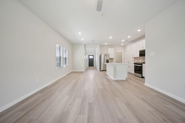 Photo - 608 Clover Crk Dr