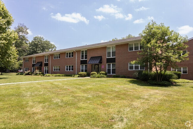 Building Photo - Radwyn Apartments