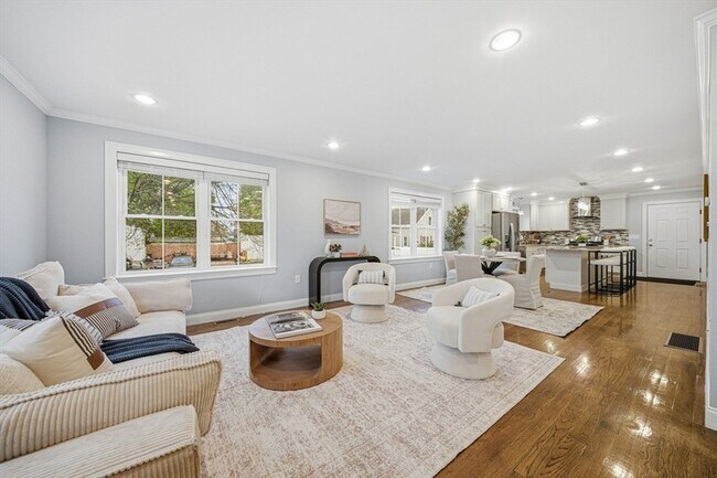Photo - 305 Lynn St