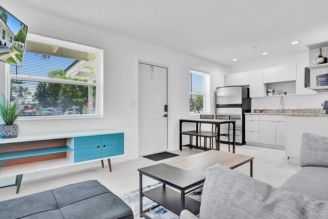 Photo - 208 SE 4th St Unit ID1239422P